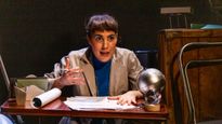 Estrellada, el unipersonal escrito y dirigido por Verónica Litvin e interpretado por Victoria Baldomir, llega a NüN Teatro Bar con funciones los jueves a las 21 entre el 15 de octubre y el 26 de noviembre.