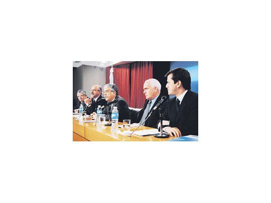 Los ministros de Trabajo, Carlos Tomada, y de Planificación, Julio De Vido, junto al secretario de Turismo, Enrique Mayer, acompañaron al presidente de Aerolíneas Argentinas, Mariano Recalde, en la conferencia en la que explicó que en esa empresa «las condiciones laborales no se modifican».