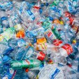 Según estimaciones globales, cada minuto se venden más de un millón de botellas plásticas en el mundo, y cerca de la mitad corresponde a agua embotellada. Según estimaciones globales, cada minuto se venden más de un millón de botellas plásticas en el mundo, y cerca de la mitad corresponde a agua embotellada.