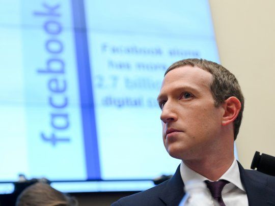 EN PROBLEMAS. El dueño del gigante de internet, Mark Zuckerberg había sorteado otros cuestionamientos, pero la fuerza de la demanda anticipa que deberá batallar para mantener su reinado.&nbsp;