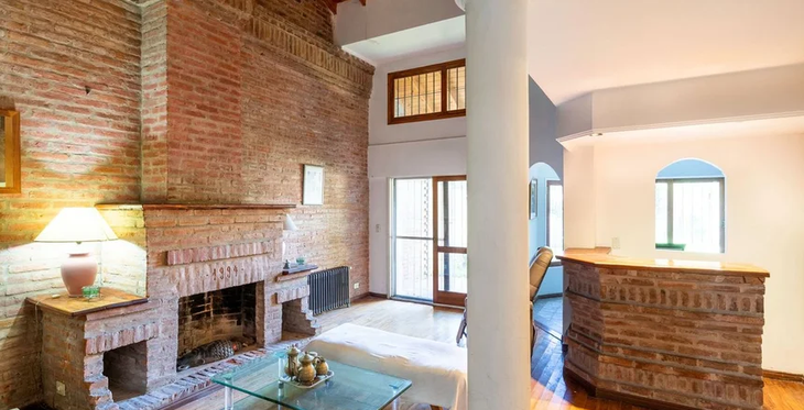 Living con desnivel y generosa altura interior Living con desnivel y generosa altura interior