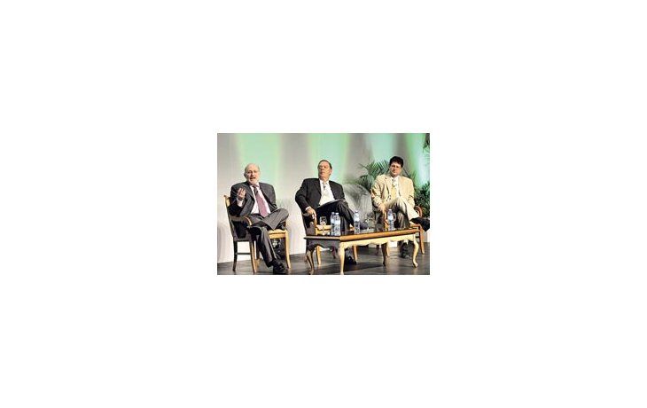 ámbito.com | Mario Blejer, Roque Fernández y Eduardo Levy Yayati ayer en Córdoba. Compartieron un debate sobre la crisis y la economía argentina.