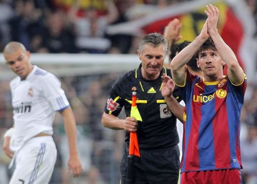Messi saluda a la gente del club catalán tras el empate con Real Madrid.