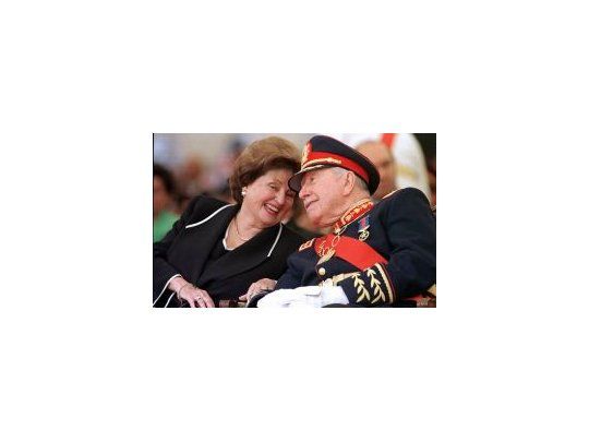 El fallecido exdictador Augusto Pinochet junto a su hija, Lucía Pinochet Hiriart.