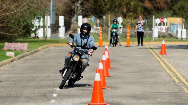 Rige un nuevo examen para sacar la licencia de conducir motos en CABA