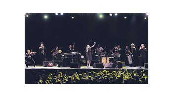 Pese a que el cierre propiamente dicho fue con el reggae de Tryo, la orquesta norteamericana Pink Martini y, antes, el argentino Kevin Johansen fueron los preferidos del público el último día del 2° Festival de Otoño- Músicas del mundo.