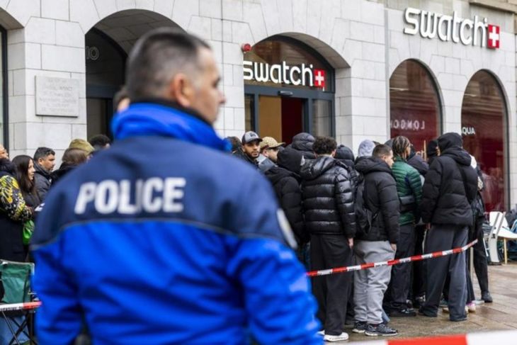 La venta limitada de relojes generó corridas y operativos policiales en Europa y EEUU.