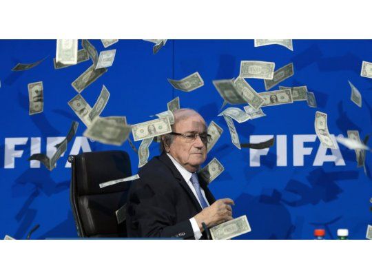 La FIFA demand&oacute; a Joseph Blatter y Michel Platini para recuperar u$s 2 millones.