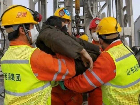 Rescatan a 11 de los 22 mineros atrapados en China.