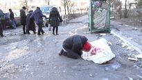 Un hombre llora junto al cuerpo de su madre, muerta en un bombardeo en Kiev.