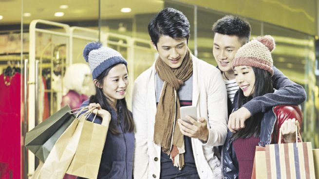 Límites. Los ciudadanos chinos ya tienen sanciones por utilizar determinados elementos a la hora de vestir. Ahora se busca restringir más la elección de su indumentaria. .