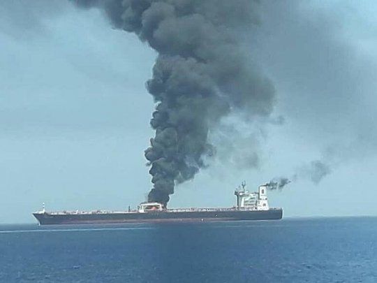 Las imágenes de la televisión iraní mostraron llamas y columnas de humo saliendo de unos de los buques.