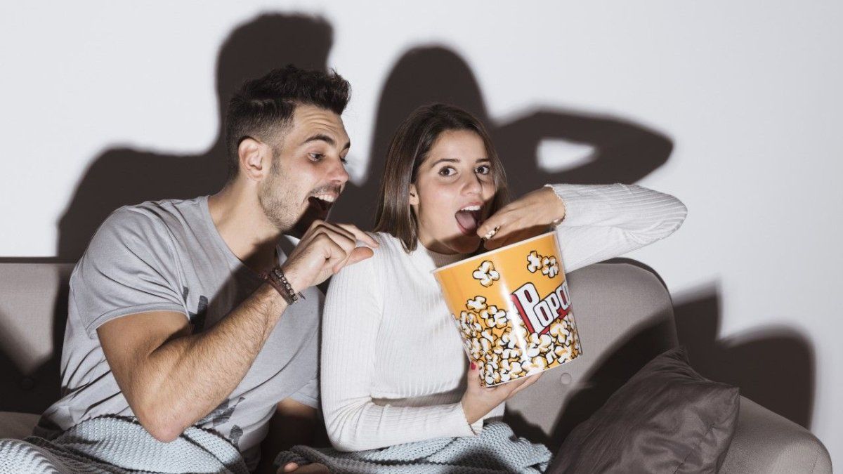 Persona mirando una película romántica en una pantalla de televisión