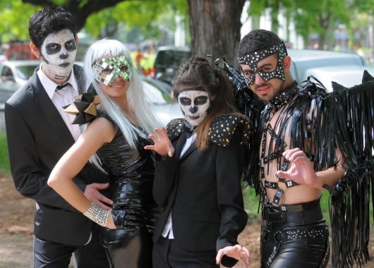 Fanáticos de Lady Gaga llenaron de color la previa (foto 2)