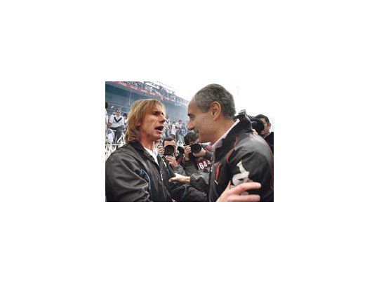 Ricardo Gareca y Ángel Cappa se saludan. Dos caballeros que se enfrentaron con mucha dignidad.