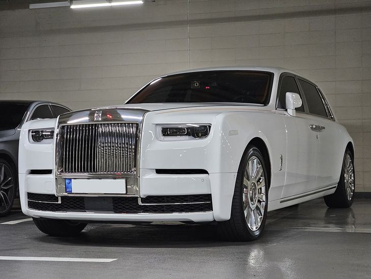 La medalla de plata de la lista es para el Rolls Royce Phantom. La medalla de plata de la lista es para el Rolls Royce Phantom.