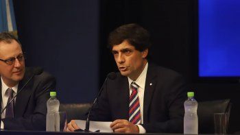 El ministro de Hacienda, Hernán Lacunza, durante la conferencia de prensa en el microcine del ministerio.