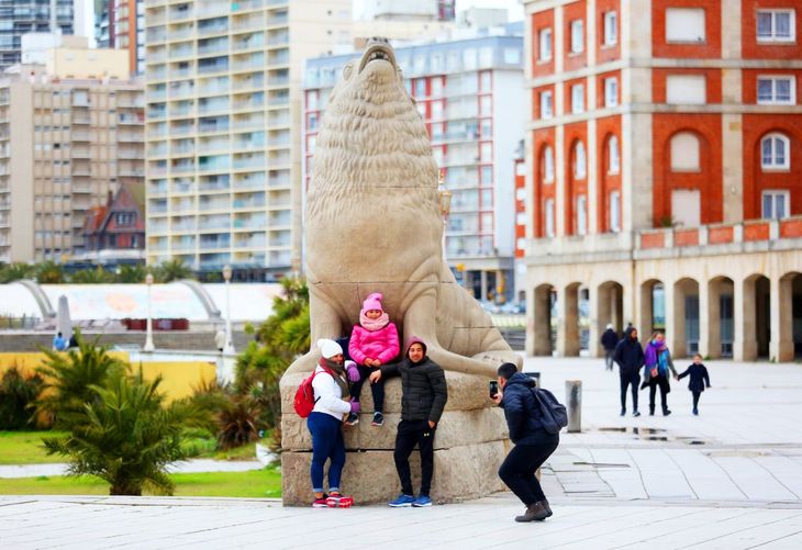 Mar del Plata se prepara para el inicio de la temporada de verano frente a la competencia de destinos como Brasil.