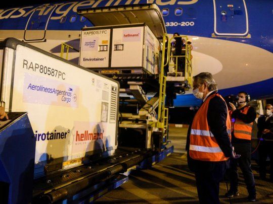 El Presidente supervisó en Ezeiza la llegada de un millón de dosis de Sinopharm y la Argentina ya superó los 10 millones de vacunas.