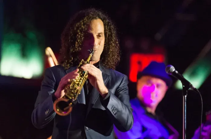 Kenny G invirtió en Starbucks en sus inicios gracias a la recomendación de su tío. Kenny G invirtió en Starbucks en sus inicios gracias a la recomendación de su tío.