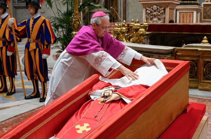 Pope Francis has different characteristic elements in his coffin. Pope Francis has different characteristic elements in his coffin.