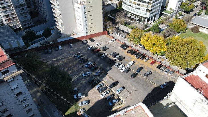 Actualmente allí funciona un estacionamiento. En Buenos Aires, la desarrolladora que adquirió el preido apuesta a una localización estratégica, con alto potencial de valorización Actualmente allí funciona un estacionamiento. En Buenos Aires, la desarrolladora que adquirió el preido apuesta a una localización estratégica, con alto potencial de valorización