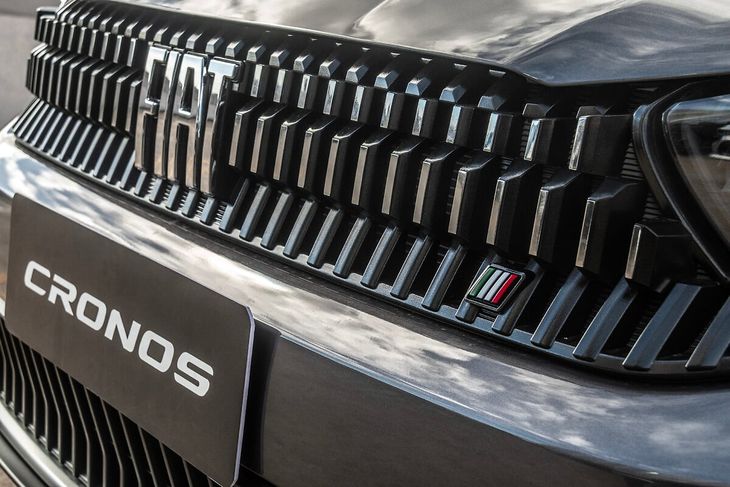El modelo incorpora una nueva parrilla frontal, paragolpes rediseñados, conjunto óptico con luces LED y sistema DRL, deflector trasero, y nuevas llantas de aleación en todas sus configuraciones. El modelo incorpora una nueva parrilla frontal, paragolpes rediseñados, conjunto óptico con luces LED y sistema DRL, deflector trasero, y nuevas llantas de aleación en todas sus configuraciones.