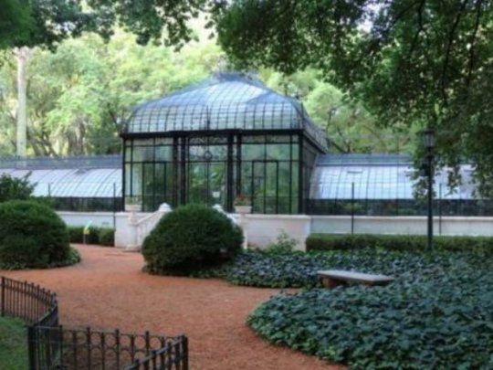 Jardín Sonoro es una experiencia teatral que cruza el espacio público, el teatro y la tecnología.&nbsp;