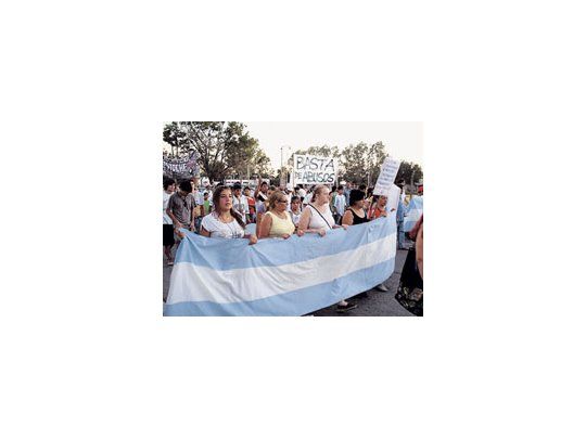 Usuarios de distintas localidades bonaerenses marcharon contra los fuertes incrementos en las tarifas.