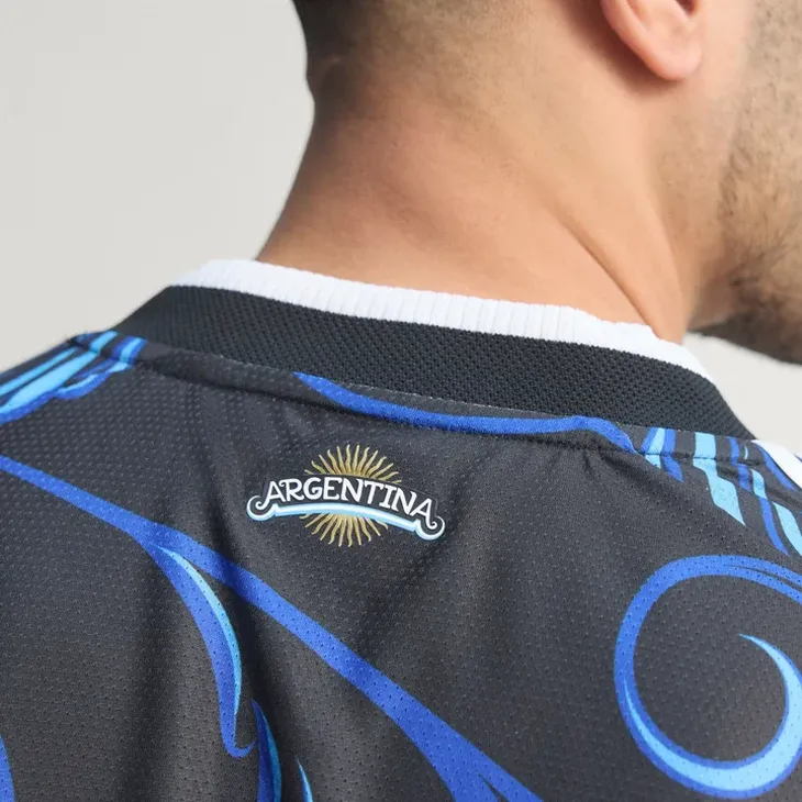 En la parte trasera, el nombre de cada jugador aparece sobre el tradicional sol, acompañado de elementos gráficos inspirados en el fileteado porteño. En la parte trasera, el nombre de cada jugador aparece sobre el tradicional sol, acompañado de elementos gráficos inspirados en el fileteado porteño.