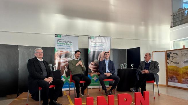 El investigador y docente Andrés Vera hace uso de la palabra, en el panel que compartió con el Secretario de Minería de Río Negro Joaquín Aberastain Oro, el presidente del SEGEMAR Julio Bruma y el presidente de la Cámara Minera de Río Negro Alberto Cholino.