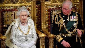 La reina Isabel II y el príncipe Carlos.
