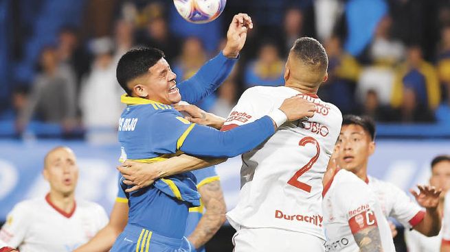 discreto. Rojo y Tobio saltan a disputar la pelota en una síntesis de un partido que tuvo más fricción que juego.