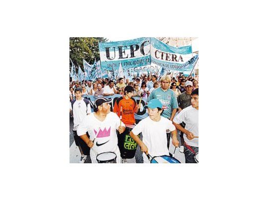 Los docentes de la Provincia de Cordoba pararon y marcharon en reclamos de mejoras salariales.