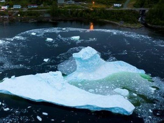 Un iceberg se desploma cerca de Kings Point, en Terranova, Canadá, el pasado 5 de julio.