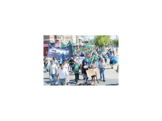 Los gremios estatales marcharon ayer por el centro de Neuquén capital para pedir el adelantamiento del debate paritario para actualización de salarios y generaron un caos de tránsito.