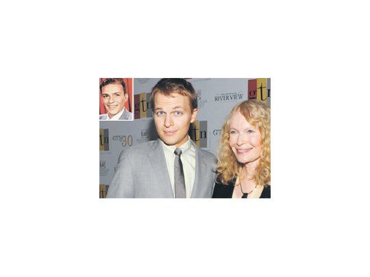 Mia Farrow dijo ayer que Ronan podría ser hijo de Sinatra y no de Woody Allen.  El sitio estadounidense “Page Six” publicó esta foto comparativa.