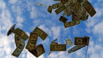 Con respecto a la Argentina, alertan sobre el riesgo de&nbsp;roll-over&nbsp;(refinanciación) dado que si las necesidades de financiamiento bruto (por el servicio de la deuda) son significativas debe endeudarse sustancialmente en condiciones adversas del mercado.&nbsp;
