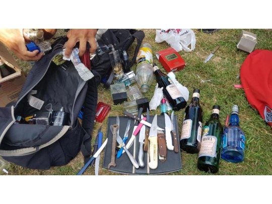 La Policía incautó un arsenal de drogas, alcohol y armas blancas en un operativo en Mar del Plata.