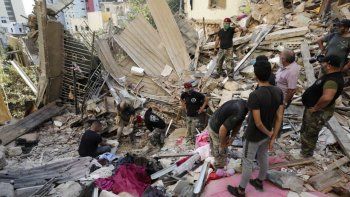 Los socorristas buscan, a contrarreloj, sobrevivientes a las explosiones en el puerto de Beirut.