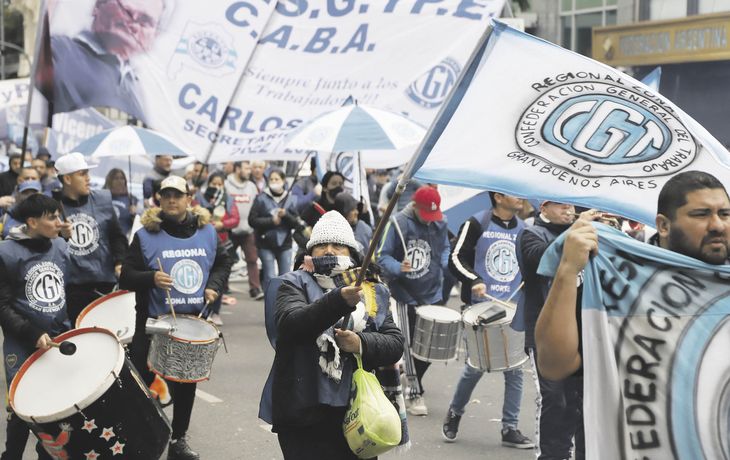 Músculo. La CGT con Pablo Moyano a la cabeza mostró ayer movilización en la calle. Hubo advertencia directa a empresa y mensaje a Alberto Fernández por el impacto de la inflación sobre salarios.