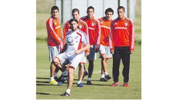 Mariano Pavone, primero en la fila para entrarle a la pelota en el entrenamiento de River. El delantero dijo que su continuidad en el club no depende de una clasificación a una copa internacional.