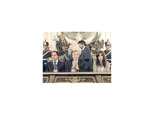 NéstorKirchnerpresentóayer antegobernadores,intendentesylegisladoresel nuevoproyecto deeducaciónque centralizaserviciosy le da máspoder elministeriodel área.También locelebransindicalistasque habíanperdido conla descentralización.