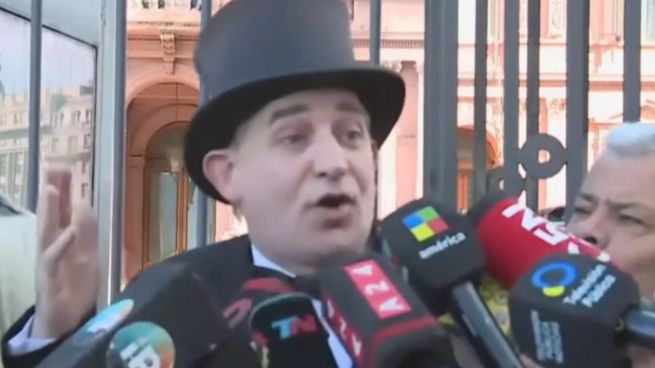 El Mago sin Dientes pidió desde la puerta de la Casa Rosada ser atendido por Javier Milei.