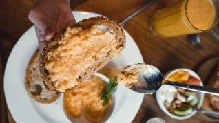 Trufa Restaurant es un atractivo espacio con un menú estacional que luce completas alternativas para el desayuno.