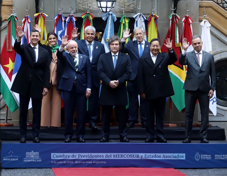 Javier Milei se diferencia del saludo de sus colegas presidentes, en una reunión de la cumbre del Mercosur. Javier Milei se diferencia del saludo de sus colegas presidentes, en una reunión de la cumbre del Mercosur.