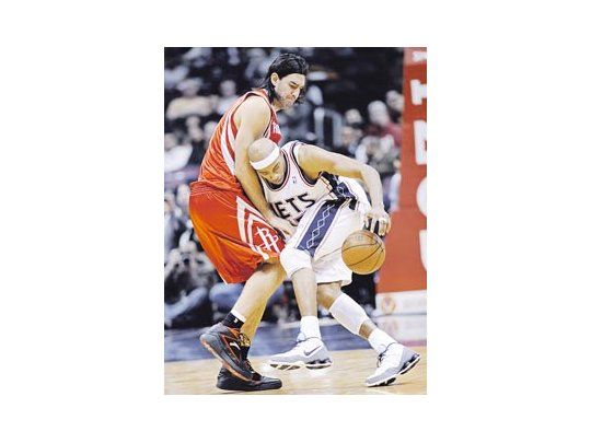 Luis Scola, en acción ante Vince Carter.