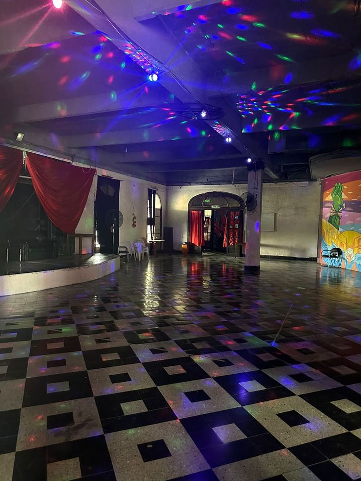 El Ministerio de Justicia denunció el funcionamiento de un boliche clandestino en un edificio cedido por el Estado a la Universidad de Madres de Plaza de Mayo. El Ministerio de Justicia denunció el funcionamiento de un boliche clandestino en un edificio cedido por el Estado a la Universidad de Madres de Plaza de Mayo.