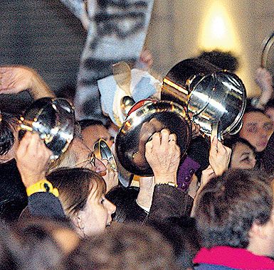 Cacerolazos masivos anoche en todo el país. Fueron mayores que en los tiempos de Cavallo (foto 1)