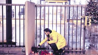 Dolor. Compañeros y familiares de las víctimas depositaron velas en homenaje a los muertos por el inesperado ataque que conmueve al país. Se está investigando la motivación del hecho por parte de las autoridades policiales.